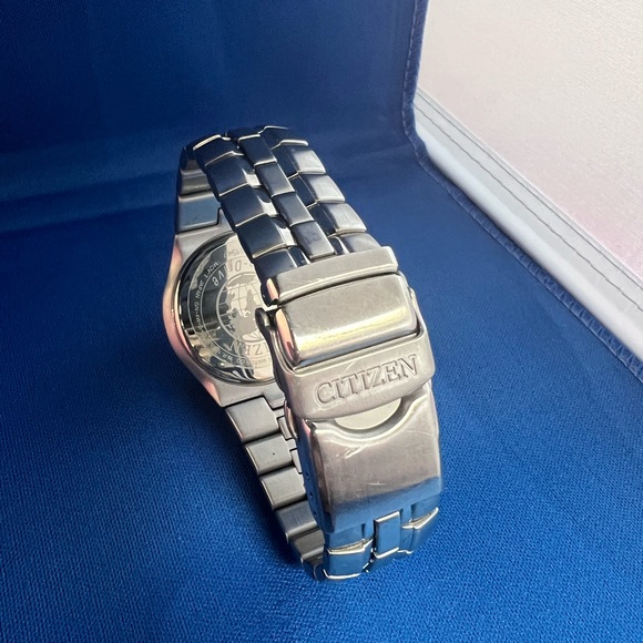 Citizen Silver Men's Watch - Picture 3 of 3